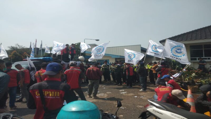 Perjuangkan Hak Upah Dua orang Pengurus PUK yang di PHK, DPC GSPMII Kabupaten/ Kota Bekasi, Demontrasi di PT. Nippisun Indonesia